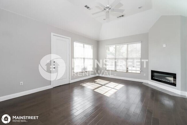 Building Photo - 8861 Creek Run Rd #603, Fort Worth, TX 76120