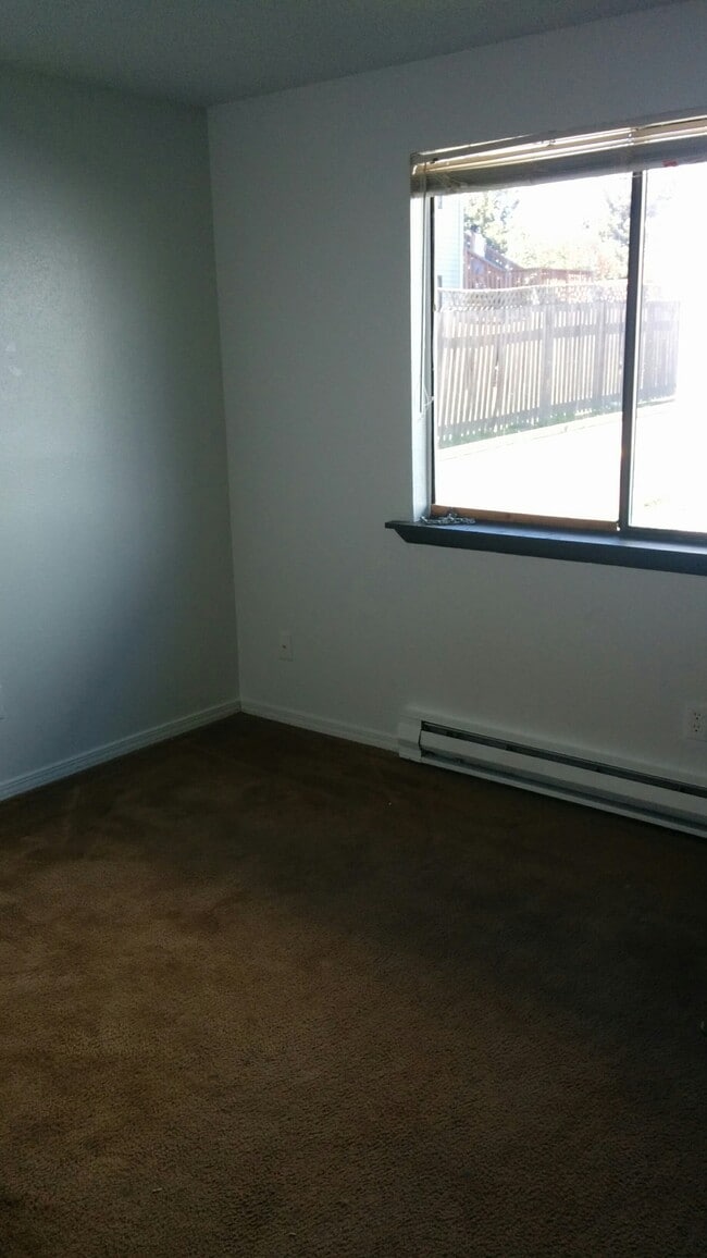 Building Photo - Skyview Apartments