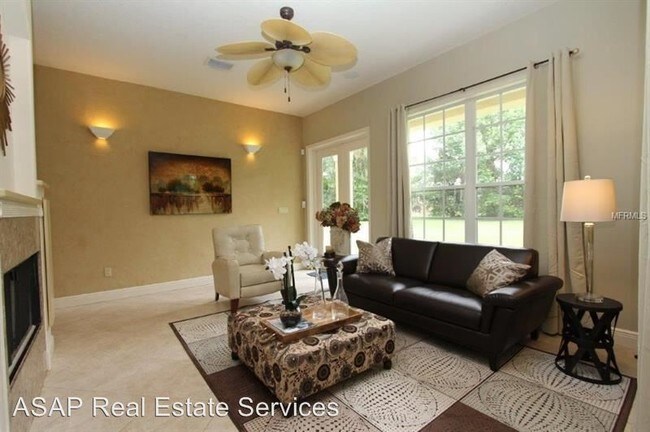 Building Photo - 5300 Lazy Oaks Ln