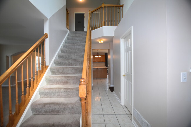 Building Photo - 477 Raintree Dr