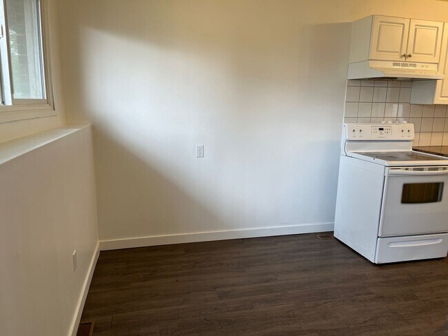 Photo du bâtiment - 3 Bed 1 Bath Unit in Red Deer, AB