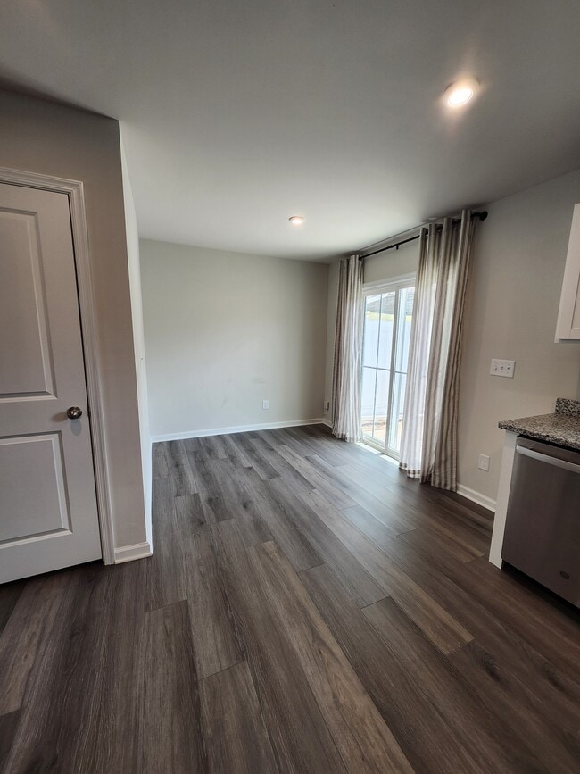 Foto del edificio - 116 Forthside Wy