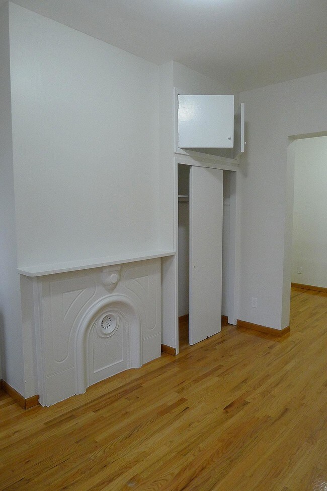 Building Photo - 528 Leonard St
