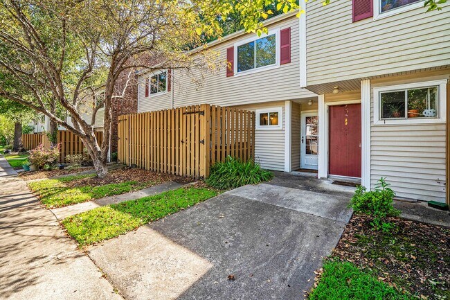 Foto del edificio - AVAILABLE NOW!! 2 Bedroom 2.5 Bathroom Townhome - Furnished!