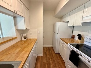 Building Photo - 3300 Pebblebrook Dr