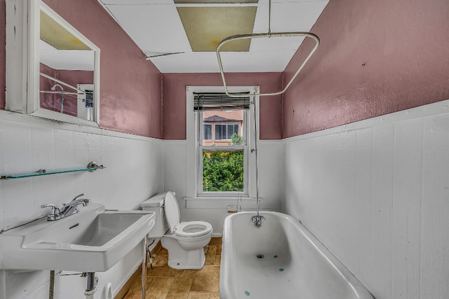 Building Photo - 608 S Webster Ave
