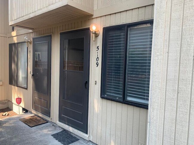 Building Photo - Recently Renovated Raleigh Hills Townhouse