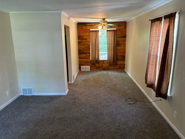 Building Photo - 2 Bedroom 1 bath Great location Euclid ave...
