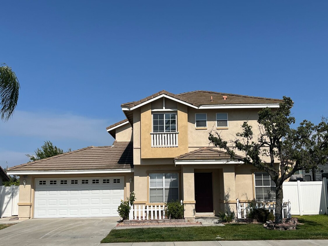 Foto principal - Large 3 Bedroom Home - Great Oak High School