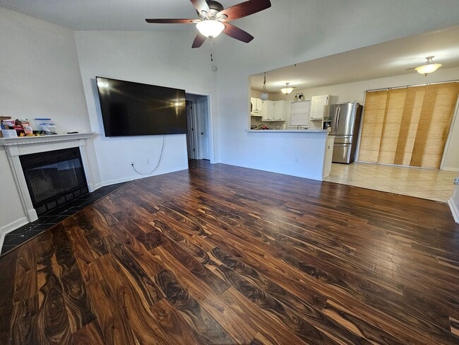 Building Photo - Three Bedroom Home In Hubert!