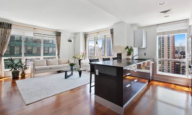 Building Photo - 350 W 42nd St