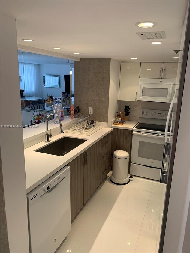Primary Photo - 540 Brickell Key Dr