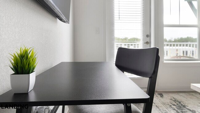Foto del edificio - 12525 Tibbets Ln