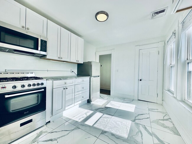 Building Photo - 66 Trumbull St