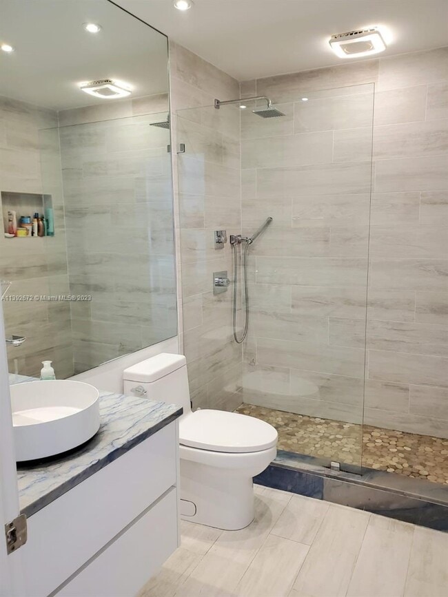 Foto del edificio - 731 Crandon Blvd