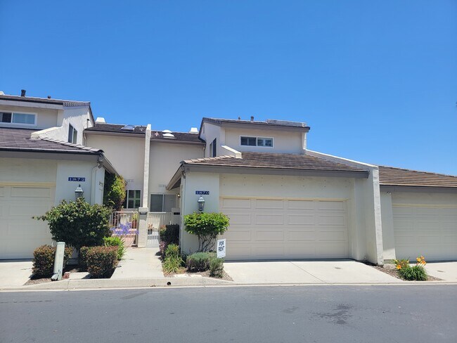 Frente - 1870 Outrigger Ln