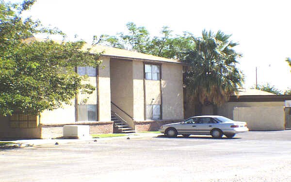 Byrd's Lovenest Apartaments - 4879 E Owens Ave