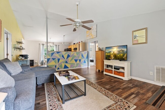 Building Photo - ** $500 OFF FIRST MONTH’S RENT ** 3be/2ba ...