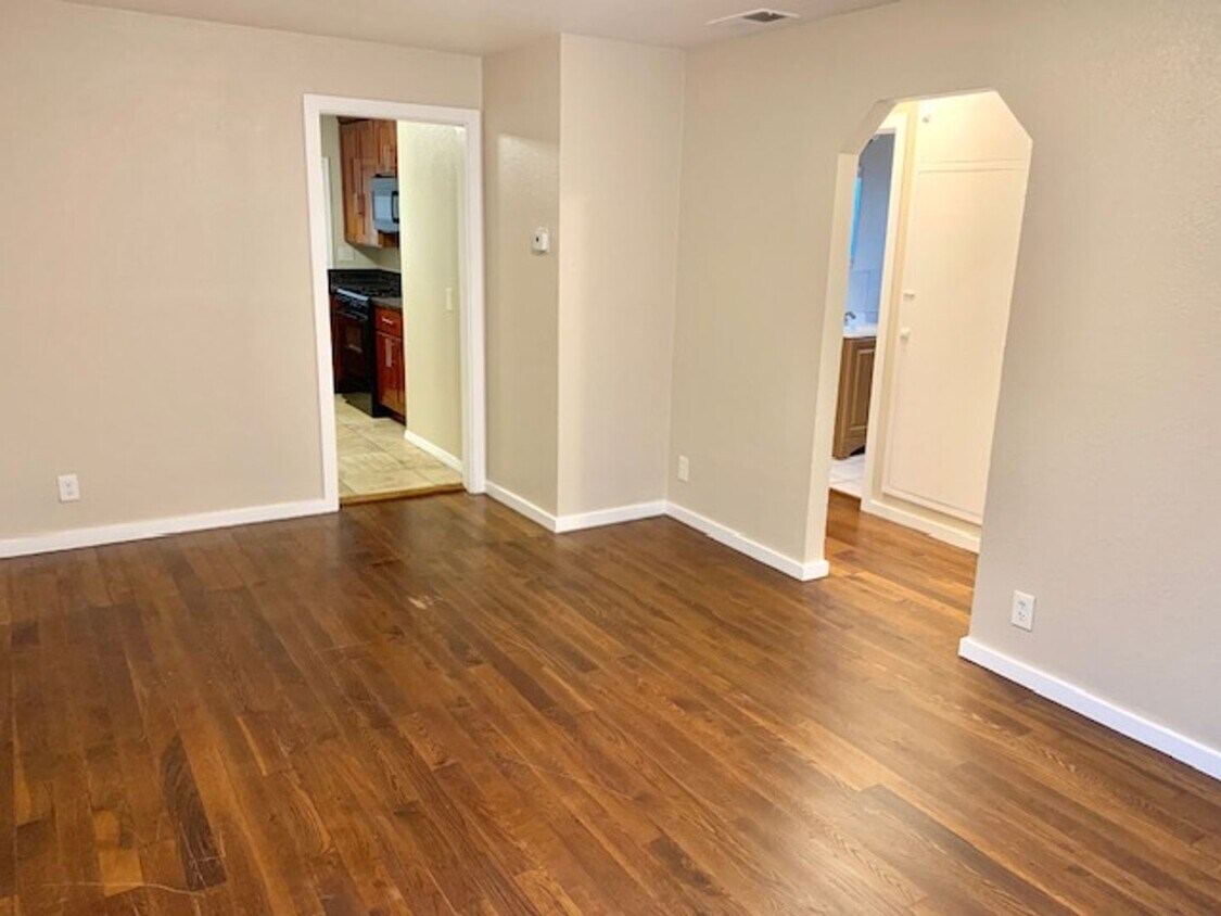 Foto principal - Great 2 bed 1 bath House with Garage in Sa...