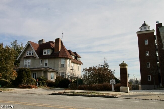 Building Photo - 39 N Mountain Ave