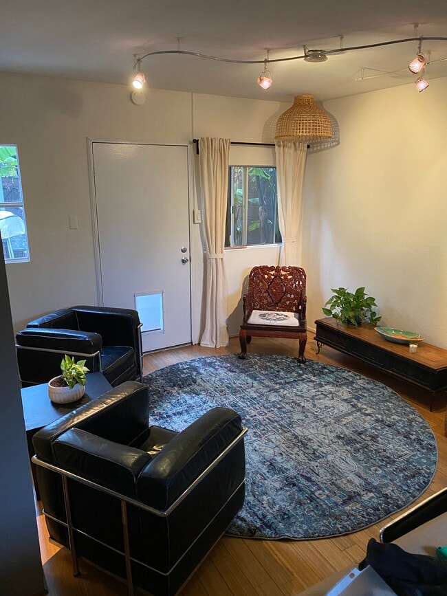 Sala de estar con una disposición de muebles diferente - 12456 Short Ave