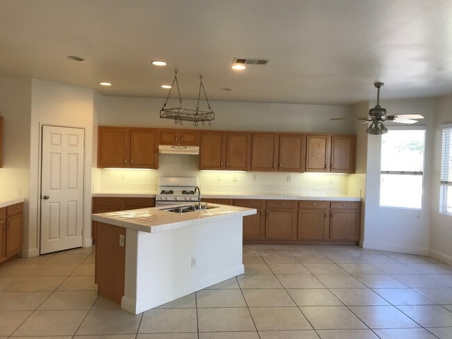 Building Photo - Nice House 5 beds 3.5 bath for lease in Eastvale