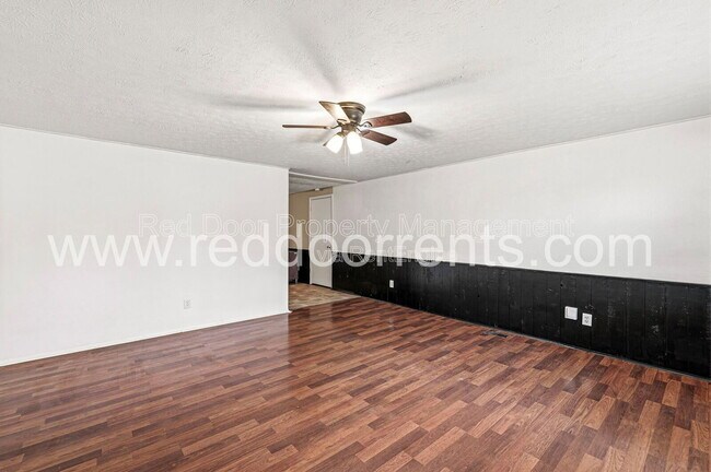 Foto del edificio - 9949 Ellis Dr