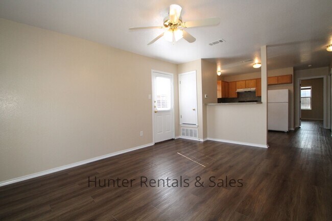Building Photo - Delightful Townhouse!