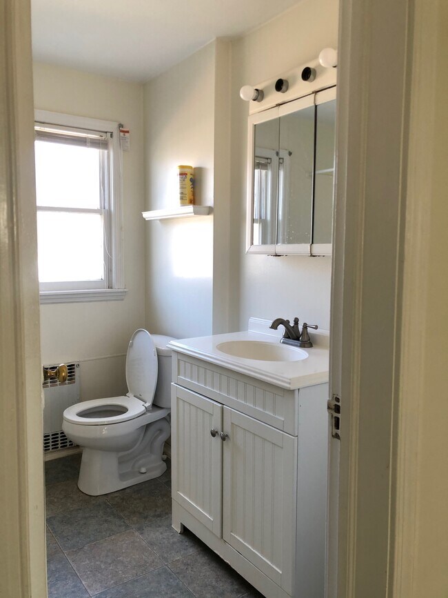 Bathroom w/Tub - 19 Home Ave