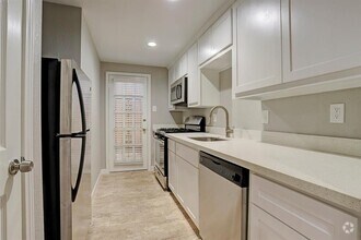 Building Photo - 2647 Greenbriar Dr