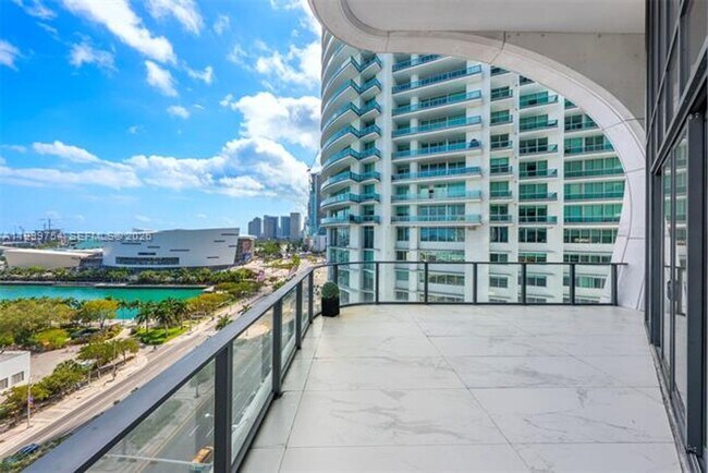 Foto del edificio - 1000 Biscayne Blvd