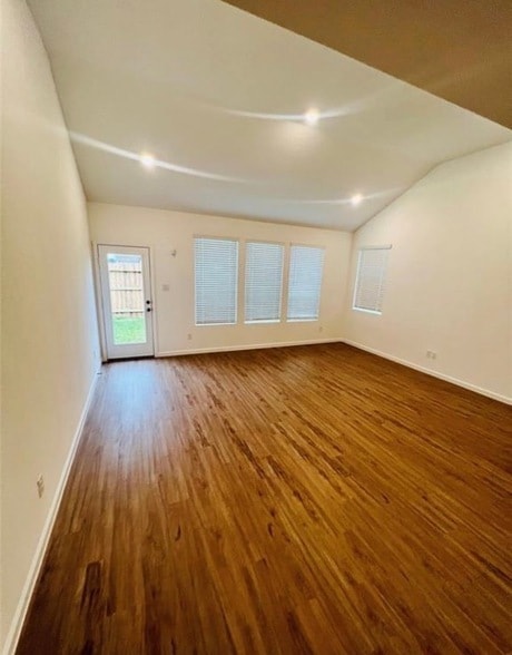 Foto del edificio - 27007 Aurora Gdn Ln