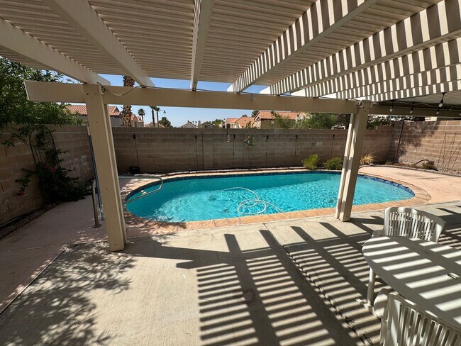 Foto del edificio - Two story home with sparkling private pool.