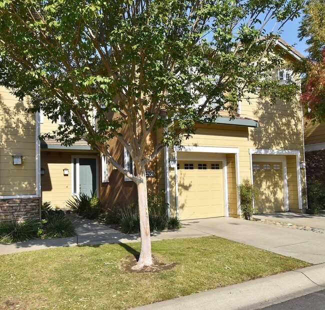 Building Photo - $3,150 / GORGEOUS TWO BEDROOM TOWNHOME IN ...