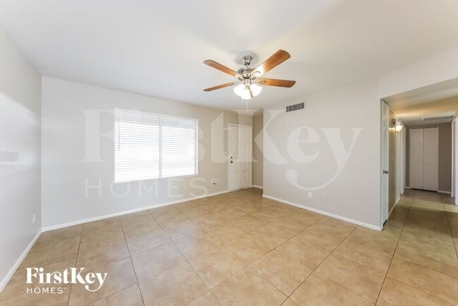 Foto del edificio - 2121 W Wickieup Ln