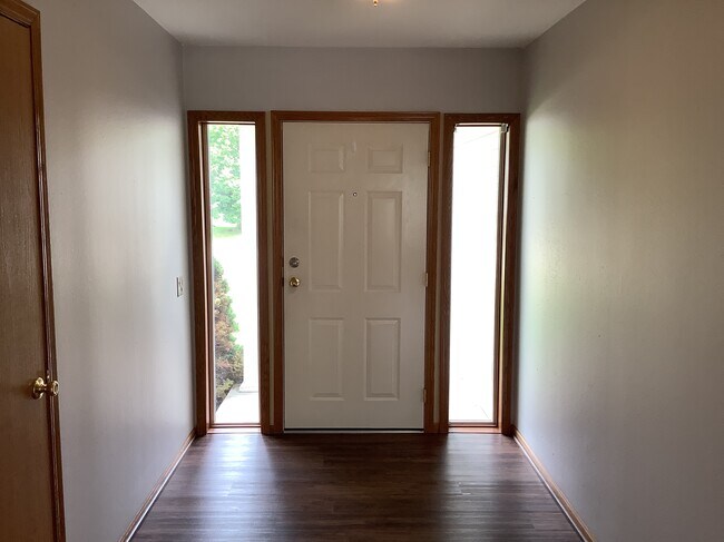 Building Photo - 1005 Pinecrest Ln