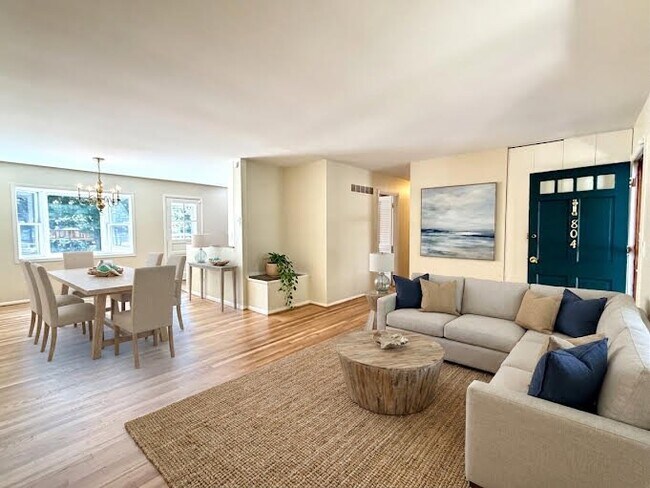 Foto del edificio - 804 Cypress Beach Rd