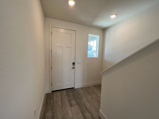 Foto del edificio - Newer Construction Home located in desirab...