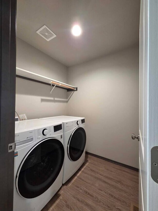 Foto del edificio - Gorgeous 3 bedroom 2 bath HOUSE in coveted...