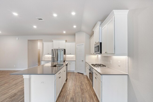 Building Photo - 18716 Laurel Hills Dr