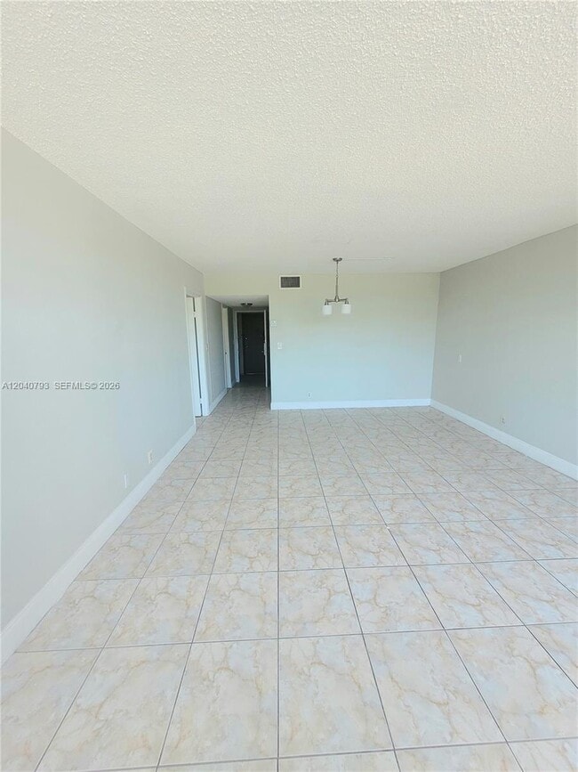 Foto del edificio - 2025 NE 164th St