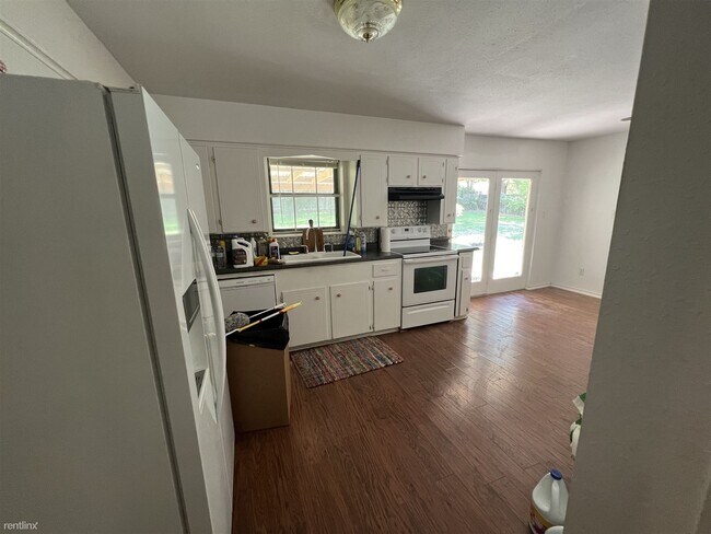 Building Photo - 3 br, 2 bath House - 749 Avenue B