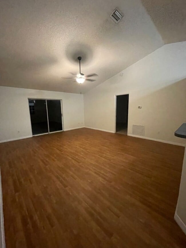 Building Photo - 3 Bed 2 Bath Home | Pet Friendly | Double ...