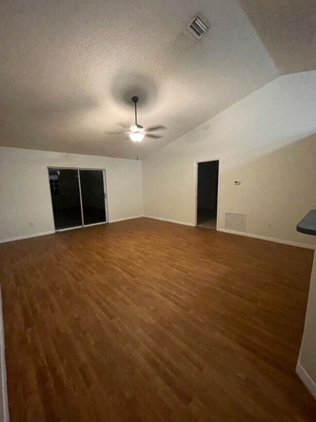 Foto del edificio - 3 Bed 2 Bath Home | Pet Friendly | Double ...