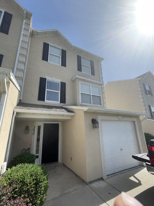 Foto principal - "Chic 3-Bed Townhouse with Scenic Views & ...