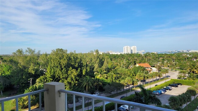 Foto del edificio - 880 NE 69th St