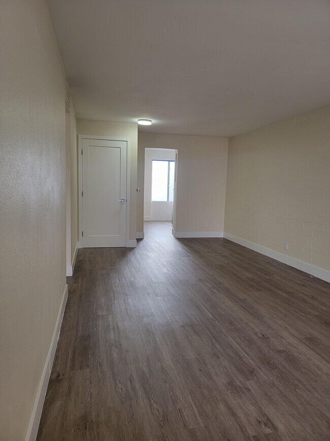 Vista de la sala de estar - Palisade Flats- Stunning Renovations