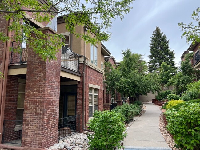 Foto del edificio - "Spacious 3-Bed, 3-Bath Townhouse with Gra...