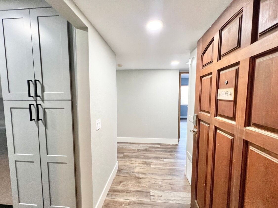 Primary Photo - Spacious 2 Bedroom, 2 Bath Condo in Desira...