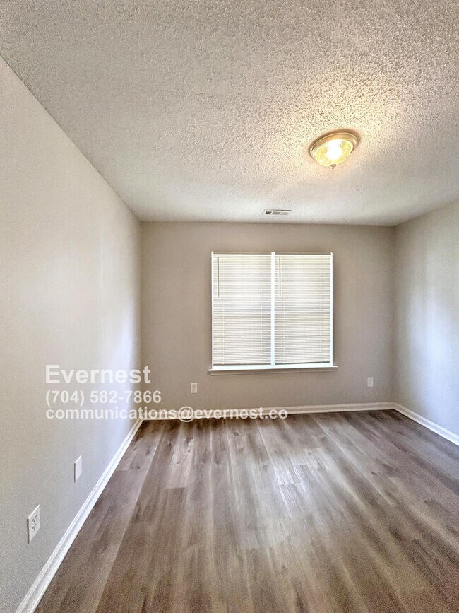 Foto del edificio - 2436 Fairstone Ave
